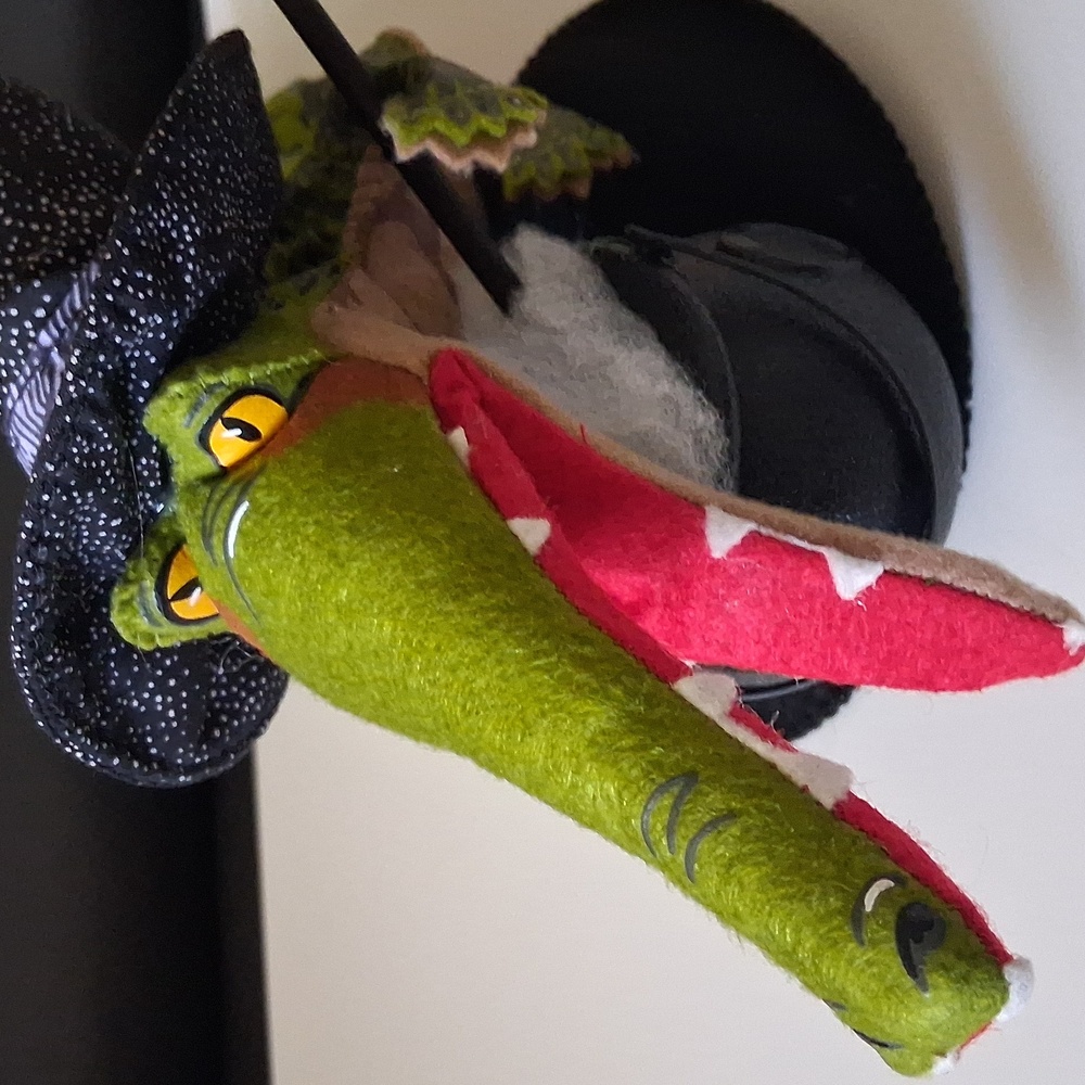 Annalee Halloween Crocodile Witch 2019 - Picture 9 of 11
